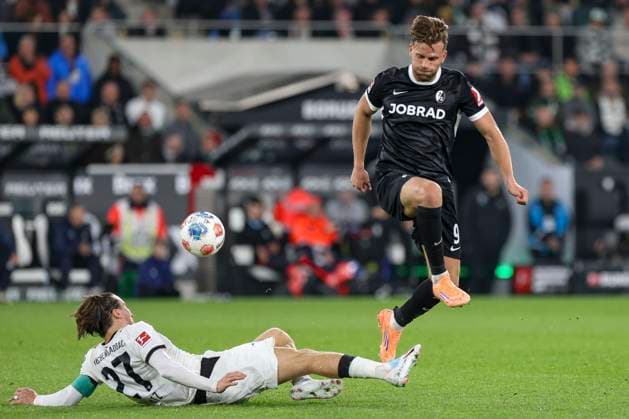Mönchengladbach, Germany, 05 10 25 Rocco Reitz Borussia Mönchengladbach and Lucas Höler SC Freiburg fighting for the ball during the Bundesliga match between Borussia Mönchengladbach vs SC Freiburg at Borussia Park Mönchengladbach Stadion im Borussia Park North Rhine Westphalia Germany Copyright: xBrauer-Fotoagenturx xAdrianxSchlx
