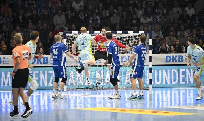 Silvio Heinevetter 12 ThSV Eisenach saves a throw against Ellidi Snaer Vidarsson 4, VfL Gummersbach Silvio Heinevetter 12 ThSV Eisenach saves a throw Copyright: xJoshuaxHildebrandtx