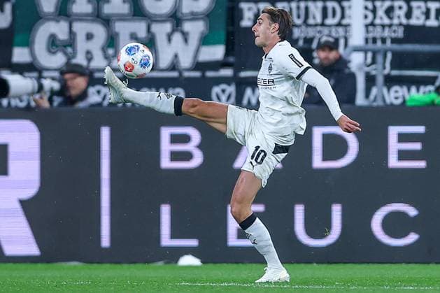 05 10 2025, Football, Borussia Mönchengladbach SC Freiburg, 1 Fußball Bundesliga, Borussia Park, Saison 2025 2026 Florian Neuhaus Borussia Mönchengladbach 10 DFB regulations prohibit any use of photographs as image sequences and or quasi video Nordrhein Westfalen Germany