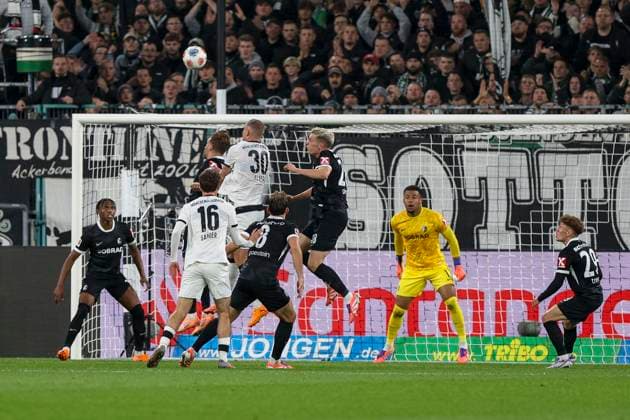 Mönchengladbach, Germany, 05 10 25 Nico Elvedi Borussia Mönchengladbach and Matthias Ginter SC Freiburg fighting for the ball during the Bundesliga match between Borussia Mönchengladbach vs SC Freiburg at Borussia Park Mönchengladbach Stadion im Borussia Park North Rhine Westphalia Germany Copyright: xBrauer-Fotoagenturx xAdrianxSchlx