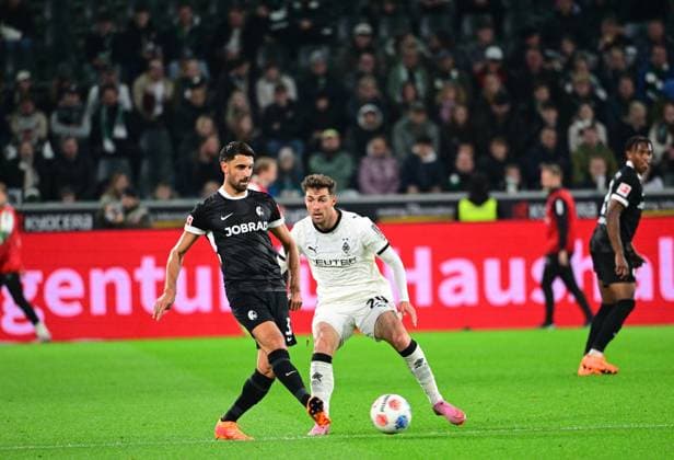 05 10 2025 Moenchengladbach Football, Men, Season 2025 2026, Borussia Moenchengladbach vs SC Freiburg Vincenzo Grifo Freiburg, li klaert vor Joe Scally Gladbach, re DFL regulations prohibit any use of photographs as image sequences and or quasi video Borussia Park NRW Germany