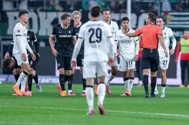 05 10 2025, Football, Borussia Mönchengladbach SC Freiburg, 1 Fußball Bundesliga, Borussia Park, Saison 2025 2026 Tummult um Schiedsrichter Daniel Schlager DFB regulations prohibit any use of photographs as image sequences and or quasi video Nordrhein Westfalen Germany