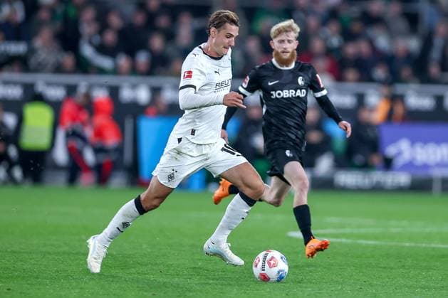 05 10 2025, Football, Borussia Mönchengladbach SC Freiburg, 1 Fußball Bundesliga, Borussia Park, Saison 2025 2026 Florian Neuhaus Borussia Mönchengladbach 10 DFB regulations prohibit any use of photographs as image sequences and or quasi video Nordrhein Westfalen Germany