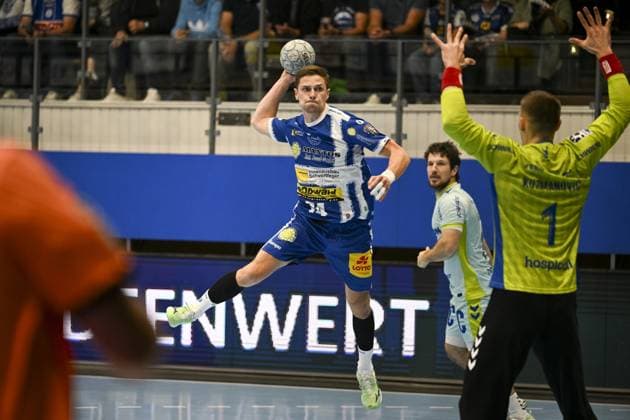 Vincent Buchner 74 ThSV Eisenach throws, Dominik Kuzmanovic 1 VfL Gummersbach Goalkeeper defends Vincent Buchner 74 ThSV Eisenach throws on goal Copyright: xJoshuaxHildebrandtx