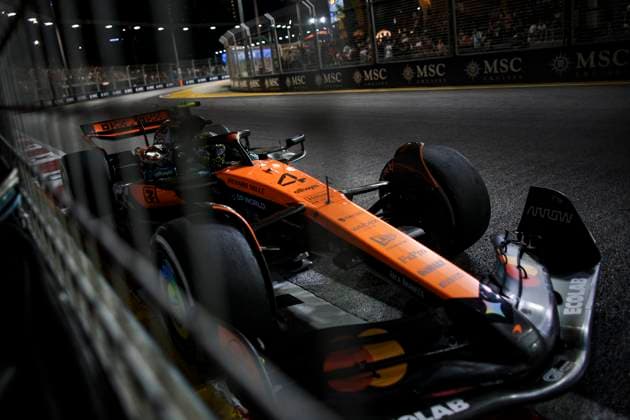 F1 - SINGAPORE GRAND PRIX 2025 04 NORRIS Lando (gbr), McLaren F1 Team MCL39, action during the 2025 Formula 1 Singapore Grand Prix, 18th round of the 2025 FIA Formula One World Championship, WM, Weltmeisterschaft from October 3 to 5, 2025 on the Marina Bay Street Circuit, in Singapore - SingaporeSingapore  Copyright: xXavixBonillax