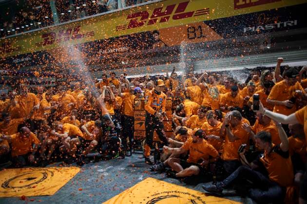 F1 - SINGAPORE GRAND PRIX 2025 McLaren F1 Team celebration constructors world champions NORRIS Lando (gbr), McLaren F1 Team MCL39, portrait PIASTRI Oscar (aus), McLaren F1 Team MCL39, portrait STELLA Andrea (ita), Team Principal of McLaren F1 Team, portrait during the 2025 Formula 1 Singapore Grand Prix, 18th round of the 2025 FIA Formula One World Championship, WM, Weltmeisterschaft from October 3 to 5, 2025 on the Marina Bay Street Circuit, in Singapore - SingaporeSingapore Copyright: xXavixBonillax