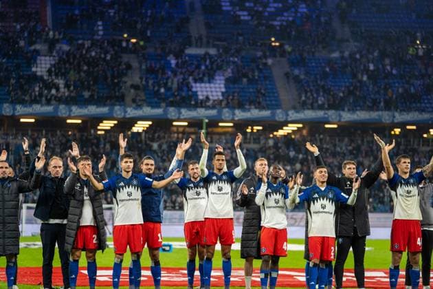 Germany Soccer 1 League, Matchday 6 2025 2026, Hamburger SV FSV Mainz 05 on 05 10 in Hamburg Volksparkstadion The HSV team celebrates the 4 0 victory with the fans Copyright: xSvenxHeidmannx