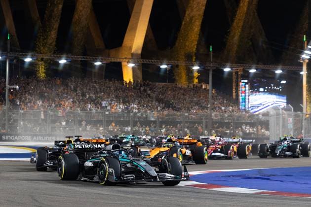 F1 - SINGAPORE GRAND PRIX 2025 63 RUSSELL George (gbr), Mercedes AMG F1 Team W16, action during the 2025 Formula 1 Singapore Grand Prix, 18th round of the 2025 FIA Formula One World Championship, WM, Weltmeisterschaft from October 3 to 5, 2025 on the Marina Bay Street Circuit, in Singapore - SingaporeSingapore  Copyright: xDPPIx