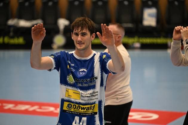 Stephan Seitz 44 ThSV Eisenach raises its arms in the Werner Assmann Halle Stephan Seitz 44 ThSV Eisenach raises its arms Copyright: xJoshuaxHildebrandtx