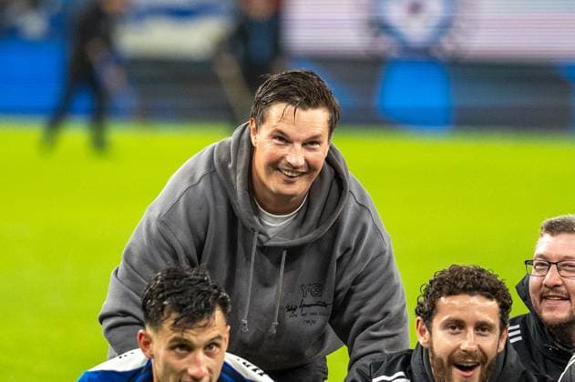 Germany Soccer 1 League, Matchday 6 2025 2026, Hamburger SV FSV Mainz 05 on 05 10 in Hamburg Volksparkstadion The HSV team celebrates the 4 0 victory with the fans In the middle Merlin Polzin Coach Hamburger SV Copyright: xSvenxHeidmannx