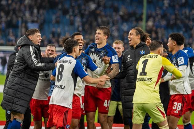 Germany Soccer 1 League, Matchday 6 2025 2026, Hamburger SV FSV Mainz 05 on 05 10 in Hamburg Volksparkstadion The HSV team celebrates the 4 0 victory with the fans Copyright: xSvenxHeidmannx