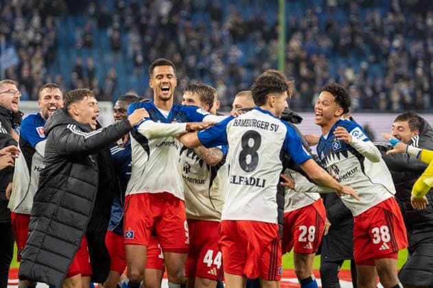 Germany Soccer 1 League, Matchday 6 2025 2026, Hamburger SV FSV Mainz 05 on 05 10 in Hamburg Volksparkstadion The HSV team celebrates the 4 0 victory with the fans Copyright: xSvenxHeidmannx