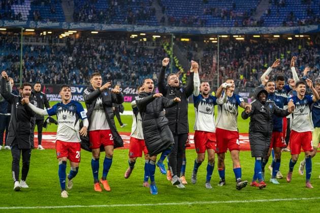 Germany Soccer 1 League, Matchday 6 2025 2026, Hamburger SV FSV Mainz 05 on 05 10 in Hamburg Volksparkstadion The HSV team celebrates the 4 0 victory with the fans Copyright: xSvenxHeidmannx