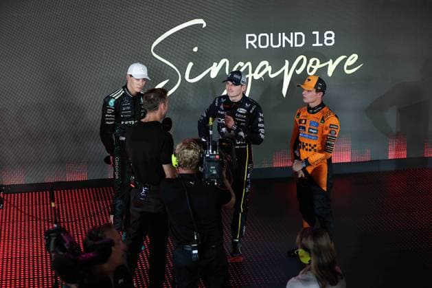 F1 - SINGAPORE GRAND PRIX 2025 RUSSELL George (gbr), Mercedes AMG F1 Team W16, portrait, VERSTAPPEN Max (ned), Red Bull Racing RB21, portrait and NORRIS Lando (gbr), McLaren F1 Team MCL39, portrait during the 2025 Formula 1 Singapore Grand Prix, 18th round of the 2025 FIA Formula One World Championship, WM, Weltmeisterschaft from October 3 to 5, 2025 on the Marina Bay Street Circuit, in Singapore - SingaporeSingapore  Copyright: xEricxAlonsox