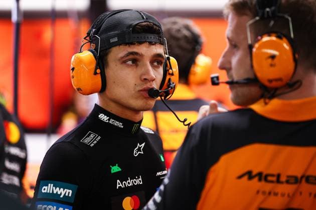 F1 - SINGAPORE GRAND PRIX 2025 NORRIS Lando (gbr), McLaren F1 Team MCL39, portrait during the 2025 Formula 1 Singapore Grand Prix, 18th round of the 2025 FIA Formula One World Championship, WM, Weltmeisterschaft from October 3 to 5, 2025 on the Marina Bay Street Circuit, in Singapore - SingaporeSingapore  Copyright: xEricxAlonsox