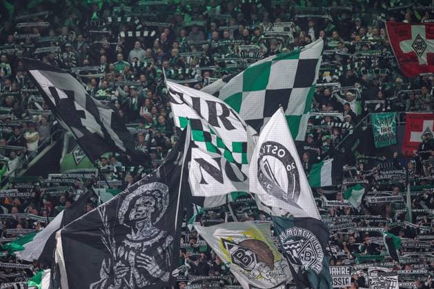 05 10 2025, Football, Borussia Mönchengladbach SC Freiburg, 1 Football Bundesliga, Borussia Park, Season 2025 2026 Fans Spectators Football fans Borussiafans Fanschal Schalparade Schal Schals DFB regulations prohibit any use of photographs as image sequences and or quasi video Nordrhein Westfalen Germany