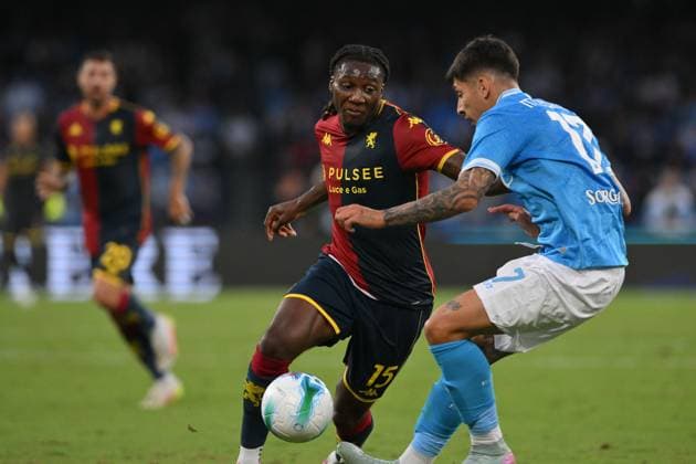Foto IPP Roberto Ramaccia Napoli 5 10 2025 Campionato di Calcio Serie A 2025 2026 Napoli vs Genoa Nella foto Brooke Norton-Cuffy in azione palla al piede contrastato da Mathias Olivera Italy Photo Press - World Copyright Napoli italy Italia ITALY  Copyright: xR4924_italyphotopressx