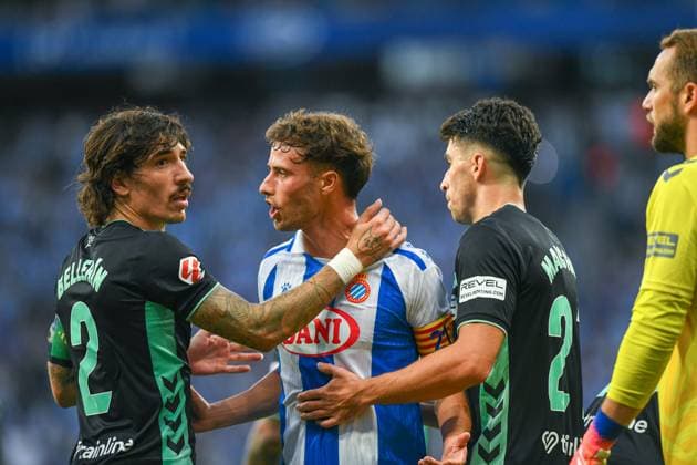 RCD ESPANYOL v REAL BETIS. RCDE STADIUM BARCELONA. October 5,2025 RCD ESPANYOL vs REAL BETIS October 5,2025 HÃ ctor Bellerin (2) of Real Betis and Puado (7) of RCD Espanyol during the match between RCD Espanyol and Real Madrid corresponding to the eighth day of La Liga EA Sports at RCDE Stadium in Barcelona, Spain. Cornella El Prat ESP Copyright: xS.xRosx