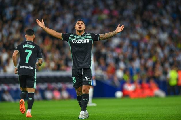 RCD ESPANYOL v REAL BETIS. RCDE STADIUM BARCELONA. October 5,2025 RCD ESPANYOL vs REAL BETIS October 5,2025 Ez Abde (10) of Real Betis celebrates scoring his team s first goal during the match between RCD Espanyol and Real Madrid corresponding to the eighth day of La Liga EA Sports at RCDE Stadium in Barcelona, Spain. Cornella El Prat ESP Copyright: xS.xRosx