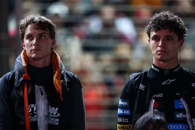 F1 - SINGAPORE GRAND PRIX 2025 PIASTRI Oscar (aus), McLaren F1 Team MCL39, portrait and NORRIS Lando (gbr), McLaren F1 Team MCL39, portrait during the 2025 Formula 1 Singapore Grand Prix, 18th round of the 2025 FIA Formula One World Championship, WM, Weltmeisterschaft from October 3 to 5, 2025 on the Marina Bay Street Circuit, in Singapore - SingaporeSingapore  Copyright: xEricxAlonsox