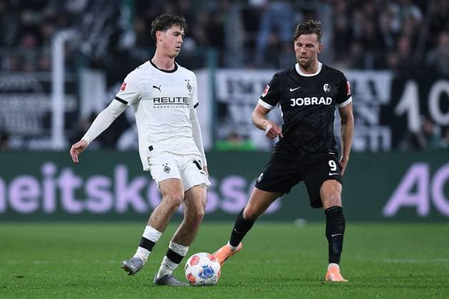 Soccer 1 Bundesliga 6 Matchday Borussia Mönchengladbach SC Freiburg on 05 10 2025 at Borussia Park in Mönchengladbach Philipp Sander Mönchengladbach , left Lucas Höler Freiburg , right DFL regulations prohibit any use of photographs as image sequences and or quasi video xRx