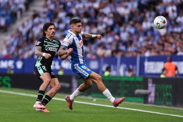 October 5, 2025, Cornella, Barcelona, SPAIN: Roberto Fernandez of RCD Espanyol and Hector Bellerin of Real Betis Balompie compete for the ball during the Spanish league, La Liga EA Sports, football match played between RCD Espanyol and Real Betis Balompie at RCDE Stadium on October 05, 2025 in Cornella, Barcelona, Spain. Cornella SPAIN - ZUMAa181 20251005_zaa_a181_245 Copyright: xJavierxBorregox