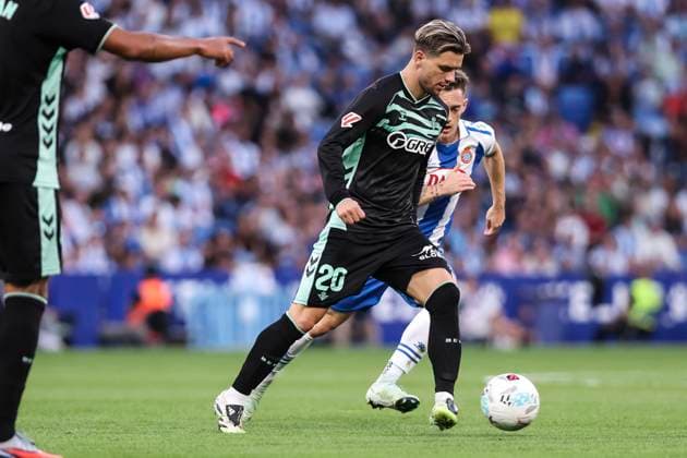 October 5, 2025, Cornella, Barcelona, SPAIN: Giovani Lo Celso of Real Betis Balompie in action during the Spanish league, La Liga EA Sports, football match played between RCD Espanyol and Real Betis Balompie at RCDE Stadium on October 05, 2025 in Cornella, Barcelona, Spain. Cornella SPAIN - ZUMAa181 20251005_zaa_a181_247 Copyright: xJavierxBorregox