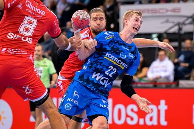 Stuttgart HBL 25 26 TVB Stuttgart MT Melsungen from left in a duel Olle Forsell Schefvert Melsungen and Torben Matzken Stuttgart Stuttgart Porsche Arena Baden Württemberg Germany