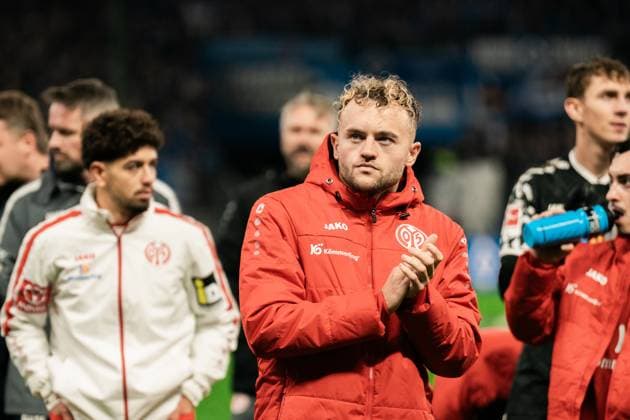 Germany, Soccer, 1 Bundesliga 2025 26, Matchday 6 HSV vs 1 FSV Mainz Volksparkstadion Hamburg Benedict Hollerbach Mainz, 17 after the 0 4 defeat against HSV Copyright: xJamesxZabelx