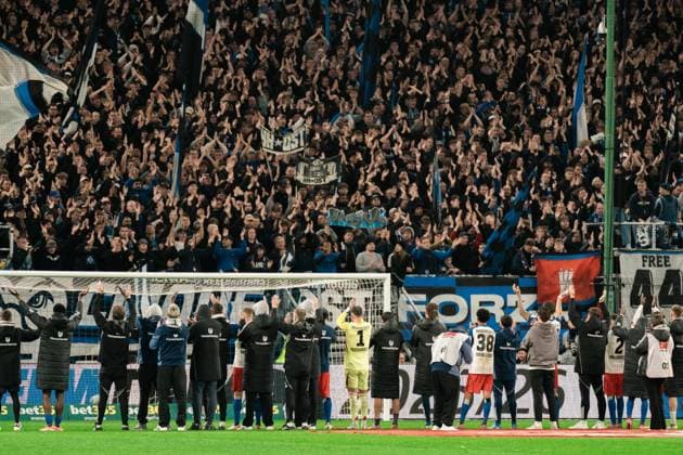 Germany, Soccer, 1 Bundesliga 2025 26, Matchday 6 HSV vs 1 FSV Mainz 05 Volksparkstadion Hamburg HSV Team celebrates with the fans after the 4 0 against Mainz 05 Copyright: xJamesxZabelx