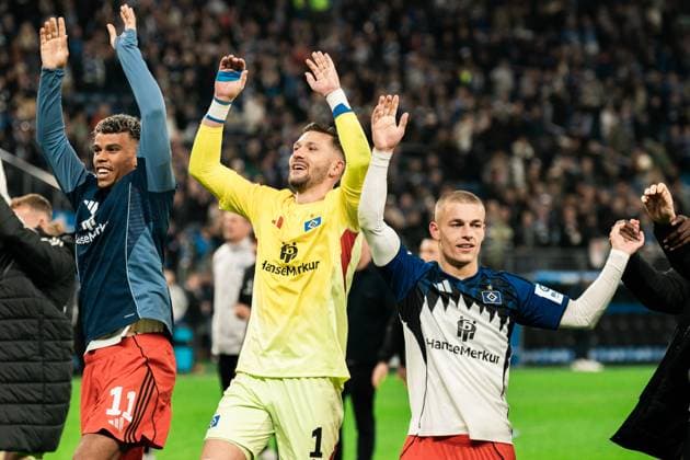 Germany, Soccer, 1 Bundesliga 2025 26, Matchday 6 HSV vs 1 FSV Mainz 05 Volksparkstadion Hamburg Daniel Heuer Fernandes HSV, 1 and Miro Muheim HSV, 28 celebrate with the fans after the 4 0 against Mainz 05 Copyright: xJamesxZabelx