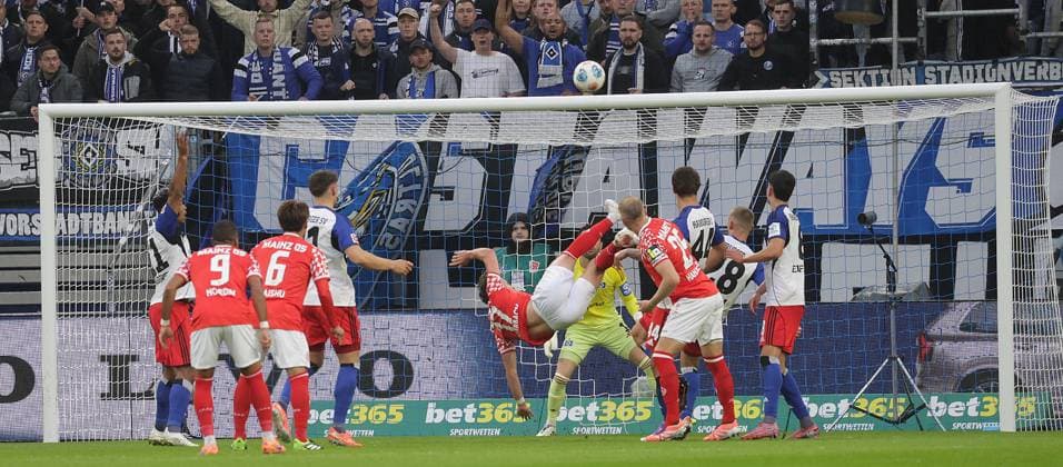 Benedict Hollerbach 1 FSV Mainz 05 Fallrueckzieher Football, Men, Season 2025 2026,1 Liga, Volksparkstadion, Hamburger SV vs 1 FSV Mainz 05, 4 0 DFL REGULATIONS PROHIBIT ANY USE OF PHOTOGRAPHS AS IMAGE SEQUENCES AND OR QUASI VIDEO