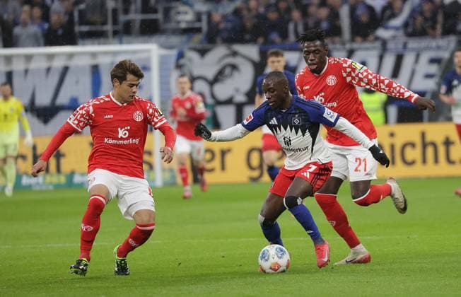 Kaishu Sano 1 FSV Mainz 05 , Jean Luc Dompe HSV Fussball, Herren, Saison 2025 2026,1 Liga, Volksparkstadion, Hamburger SV vs 1 FSV Mainz 05, 4 0 DFL REGULATIONS PROHIBIT ANY USE OF PHOTOGRAPHS AS IMAGE SEQUENCES AND OR QUASI VIDEO
