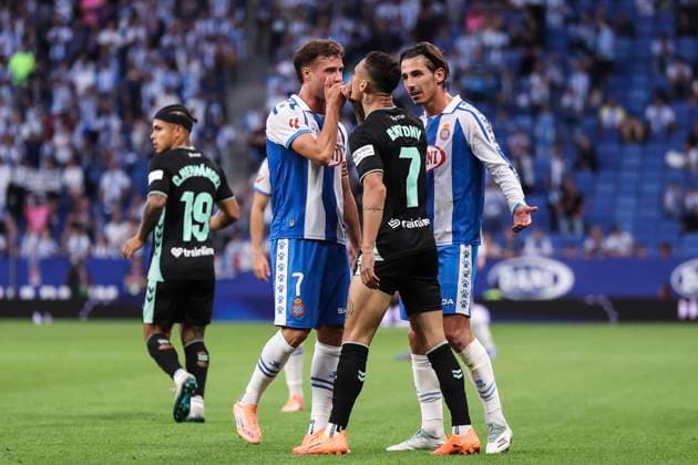 October 5, 2025, Cornella, Barcelona, SPAIN: Antony of Real Betis Balompie and Javi Puado of RCD Espanyol, face off during the Spanish league football match, La Liga EA Sports, played between RCD Espanyol and Real Betis Balompio at the RCDE stadium on 5 October 2025 in CornelloÂ¡, Barcelona, Spain. Cornella SPAIN - ZUMAa181 20251005_zaa_a181_251 Copyright: xJavierxBorregox
