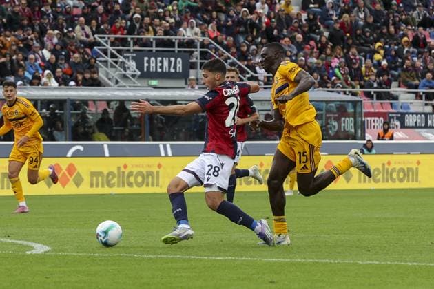 CALCIO - Serie A - Bologna FC vs Pisa SC Idrissa Toure of Pisa SC do faul on Nicolo Cambiaghi of Bologna FC during Bologna BFC vs Pisa SC, 6Â° Serie A Enilive 2025-26 game at Renato Dall Ara stadium in Bologna (BO), Italy, on October 05, 2025. Bologna Italy  Copyright: xIPAxSport ABACAx