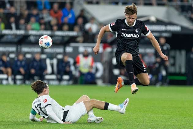 Bundesliga Borussia Mönchengladbach SC Freiburg, 05 10 2025 Rocco Reitz Borussia Mönchengladbach, 27 , Lucas Höler SC Freiburg, 9 Bundesliga, Borussia Mönchengladbach SC Freiburg, 6 Spieltag, am 05 10 2025, Borussia Park, Mönchengladbach DFL regulations prohibit any use of photographs as image sequences and or quasi video Copyright: xBEAUTIFULxSPORTS Meuselx