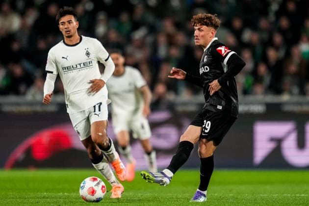 MOENCHENGLADBACH, GERMANY - OCTOBER 5: Philipp Treu of SC Freiburg passes the ball during the Bundesliga match between Borussia Monchengladbach and SC Freiburg at Borussia-Park on October 5, 2025 in Moenchengladbach, Germany. (Photo by Rene Nijhuis) SPO  Copyright: xRenexNijhuis