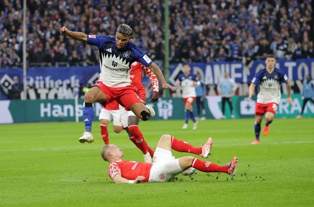 Benedict Hollerbach 1 FSV Mainz 05 , Ransford Yeboah Koenigsdoerffer HSV Fussball, Herren, Saison 2025 2026,1 Liga, Volksparkstadion, Hamburger SV vs 1 FSV Mainz 05, 4 0 DFL REGULATIONS PROHIBIT ANY USE OF PHOTOGRAPHS AS IMAGE SEQUENCES AND OR QUASI VIDEO