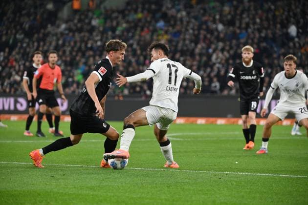 Patrick Osterhage SC Freiburg , li , against Jens Castrop Borussia Moenchengladbach 05 10 2025, Soccer 1 Bundesliga, Season 2025 2026, 6 Matchday, Borussia Mönchengladbach SC Freiburg DFL regulations prohibit any use of photographs as image sequences and or quasi video Moenchengladbach Borussia Park Nordrhein Westfalen Germany Team2