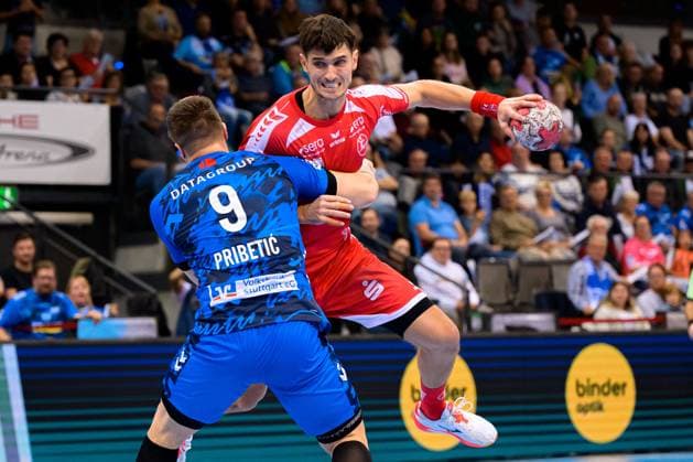 Stuttgart HBL 25 26 TVB Stuttgart MT Melsungen from left in a duel Gianfranco Pribetic Stuttgart , Nikolaj Enderleit Melsungen Stuttgart Porsche Arena Baden Württemberg Germany