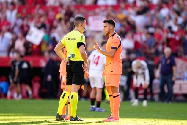 Sevilla FC v FC Barcelona, Barca - LaLiga EA Sports Eric Garcia centre-back of Barcelona and Spain protest to referee Alejandro Muniz Ruiz after the LaLiga EA Sports match between Sevilla FC and FC Barcelona at Estadio Ramon Sanchez Pizjuan on October 5, 2025 in Seville, Spain. Seville Spain  Copyright: xJosexBretonx originalFilename:bretonhernandez-sevillaf251005_npF54.jpg