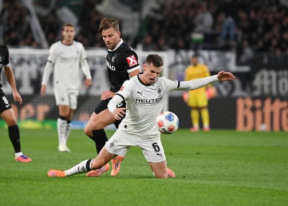 Yannik Engelhardt Borussia Moenchengladbach , re , against Lucas Höler SC Freiburg 05 10 2025, Soccer 1 Bundesliga, Season 2025 2026, 6 Matchday, Borussia Mönchengladbach SC Freiburg DFL regulations prohibit any use of photographs as image sequences and or quasi video Moenchengladbach Borussia Park Nordrhein Westfalen Germany Team2