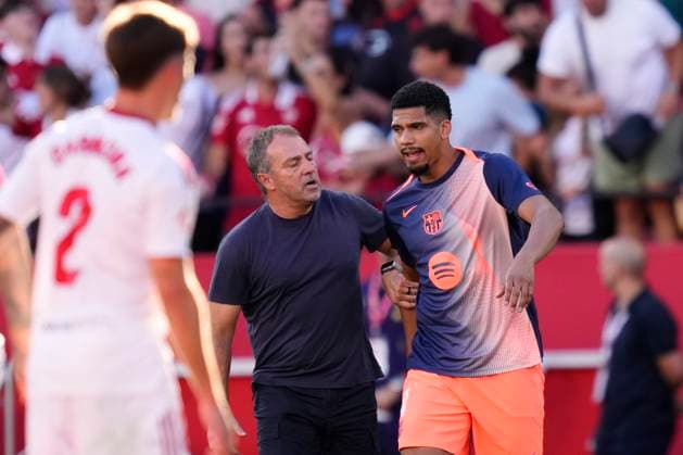 Sevilla FC v FC Barcelona, Barca - LaLiga EA Sports Ronald Araujo centre-back of Barcelona and Uruguay and Hansi Flick head coach of Barcelona after the LaLiga EA Sports match between Sevilla FC and FC Barcelona at Estadio Ramon Sanchez Pizjuan on October 5, 2025 in Seville, Spain. Seville Spain  Copyright: xJosexBretonx originalFilename:bretonhernandez-sevillaf251005_nprJf.jpg