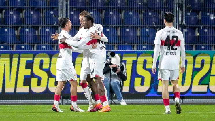 Players of VfB Stuttgart II U21 , cheer about the goal to 1 2, jubilation, goal celebration, celebrate the goal, goal, celebration, cheers about the goal, rejoicing, joy, rejoices, optimistic, positive, game scene, Highlight, Action, Action, 05 10 2025, Sinsheim Germany , Soccer, 3 Liga, TSG 1899 Hoffenheim II VfB Stuttgart II, DFB DFL REGULATIONS PROHIBIT ANY USE OF PHOTOGRAPHS AS IMAGE SEQUENCES AND OR QUASI VIDEO xozx