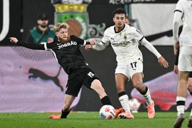v li in duel Jan Niklas Beste Freiburg 19 Jens Castrop Moenchengladbach 17 05 10 2025 Soccer Borussia Moenchengladbach vs SC Freiburg, Borussia Park, Moenchengladbach, DFB DFL REGULATIONS PROHIBIT ANY USE OF PHOTOGRAPHS AS IMAGE SEQUENCES AND OR QUASI VIDEO Copyright: xpepphotox xHorstxMauelshagenx pep00321, pep_20251005_hm_157973