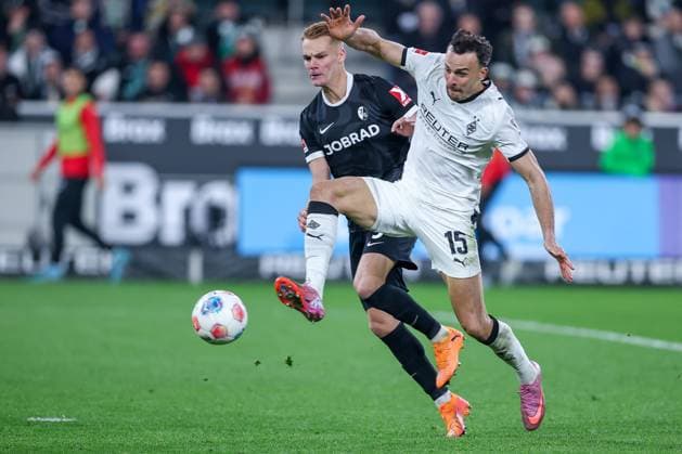 05 10 2025, Football, Borussia Mönchengladbach SC Freiburg, 1 Fußball Bundesliga, Borussia Park, Saison 2025 2026 Haris Tabakovic Borussia Mönchengladbach 15 in duel against Philipp Lienhart SC Freiburg 03 DFB regulations prohibit any use of photographs as image sequences and or quasi video Nordrhein Westfalen Germany