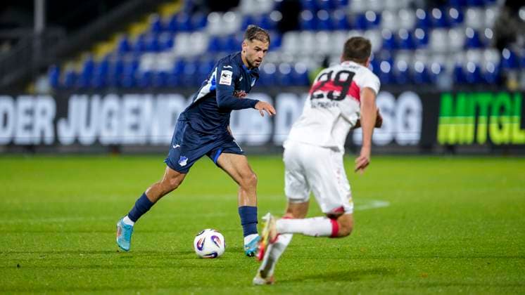 v li Luka Djuric Duric, TSG II, 10 , Dominik Nothnagel VfB II, 29 , duel, duel scene, duel, tackle, tackling, dynamics, action, action, 05 10 2025, Sinsheim Germany , Football, 3 Liga, TSG 1899 Hoffenheim II VfB Stuttgart II, DFB DFL REGULATIONS PROHIBIT ANY USE OF PHOTOGRAPHS AS IMAGE SEQUENCES AND OR QUASI VIDEO xozx
