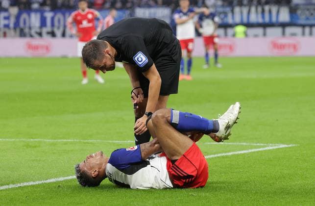 Referee Robert Hartmann , Ransford Yeboah Koenigsdoerffer HSV Fussball, Herren, Saison 2025 2026,1 Liga, Volksparkstadion, Hamburger SV vs 1 FSV Mainz 05, 4 0 DFL REGULATIONS PROHIBIT ANY USE OF PHOTOGRAPHS AS IMAGE SEQUENCES AND OR QUASI VIDEO