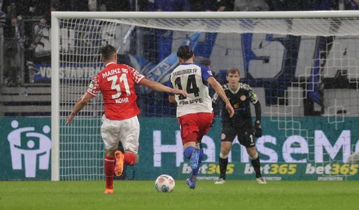 Rayan Philippe HSV vs Dominik Kohr 1 FSV Mainz 05 on the way to 4 0 Football, Men, Season 2025 2026,1 League, Volksparkstadion, Hamburger SV vs 1 FSV Mainz 05, 4 0 DFL REGULATIONS PROHIBIT ANY USE OF PHOTOGRAPHS AS IMAGE SEQUENCES AND OR QUASI VIDEO