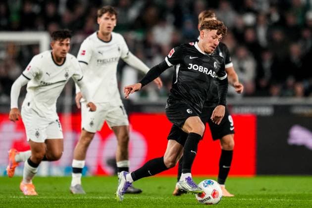 MOENCHENGLADBACH, GERMANY - OCTOBER 5: Philipp Treu of SC Freiburg dribbles with the ball during the Bundesliga match between Borussia Monchengladbach and SC Freiburg at Borussia-Park on October 5, 2025 in Moenchengladbach, Germany. (Photo by Rene Nijhuis) SPO  Copyright: xRenexNijhuis